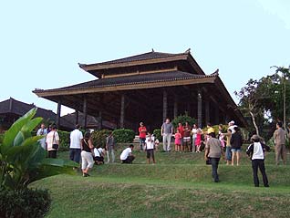 タナロットの境内