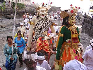お寺のお祭りの時の様子