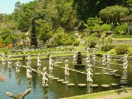 湧く泉を利用して作られた水の離宮