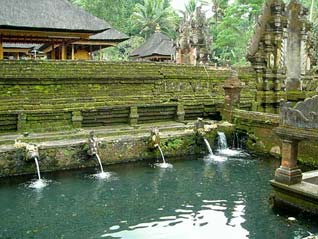 聖なる泉を引いている沐浴場