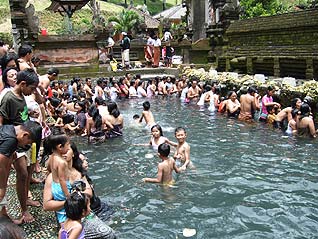 沐浴場で体を清めるバリの人たち