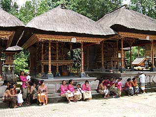 神事の日の境内。正装したバリの人々が一杯です。