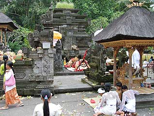 神事の日の境内の様子