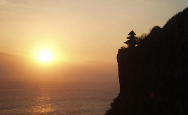 夕日の中のウルワツ寺院