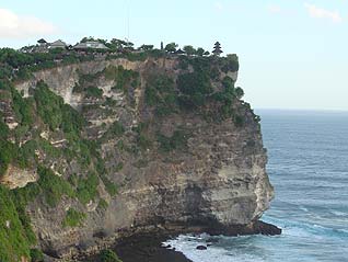 お昼の断崖絶壁に建つウルワツ寺院
