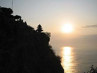 夕日の中のウルワツ寺院