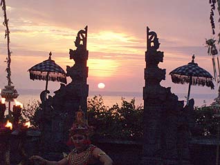 夕日の中のケチャダンス