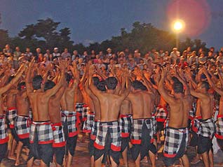 ウルワツのケチャダンスは人気です！