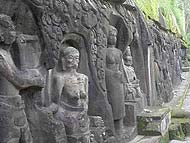 岩肌に１４世紀後半のレリーフが残る遺跡