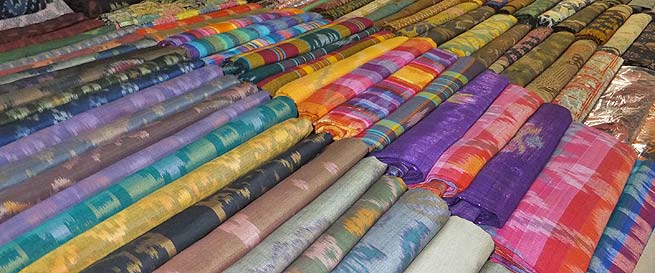 バリの布イカットが一杯です