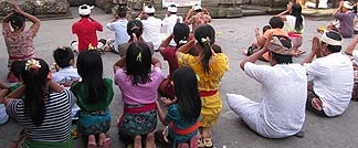 ティルタウンプル寺院でのお祈り