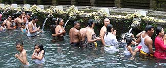 ティルタウンプル寺院での沐浴（ムルカット）