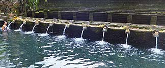 ティルタウンプル寺院での沐浴（ムルカット）