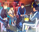 ダイビングの前の講習中