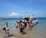 レンボガン島に到着。ホラ、海がとっても綺麗でしょ