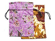 綺麗に縫われた巾着で、小物入れにいかがですか？色・柄はお任せ下さいね。