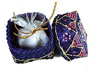 バリのクサンバで作られたとっても美味しい天然塩を可愛い入れ物に入れてお届けします。