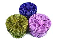 とっても小さな、全てビーズで作られた蓋付きの小物入れです・