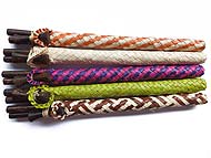 可愛いお箸入れに入ったバリの木から作られたお箸とお箸置きのセットです。