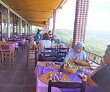 グランド・プンチャック・サリでのランチ風景