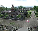 パワースポットツアーでご案内するとっても広いブサキ寺院の境内です