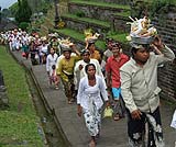 お参りにお供えを持って行くバリの人たちです