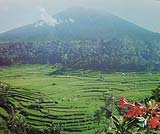 パワースポットツアーCでご案内するマハギリでは、お天気の日には前に聖なるやなアグンが見えます