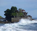 パワースポットツアーでご案内する今も大切な祈りの場所「タナロット寺院」