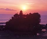 パワースポットツアーでご案内する夕日に染まるタナロット寺院