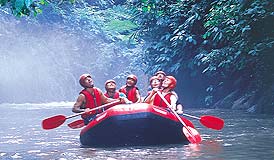 アユン川ラフティングの神秘的なミストの中