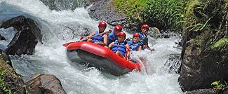 トラガワジャ川ラフティング