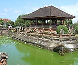 クルンクンにある昔の裁判所です