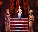 デウィ・ダヌの怒りを買って石にされた二人です