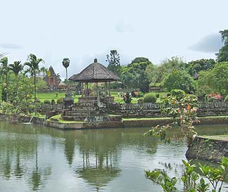 周りを堀で囲まれたタマンアユンです