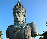 中にはこんな大きな像があります！