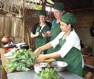 バリの昔ながらの台所を模したPAONで、バリの香辛料を使ったバリ料理を楽しみながら作って頂けるお料理教室です