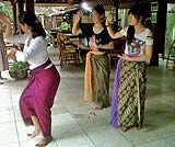 バリ舞踊レッスンの一場面
