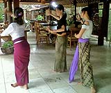 バリ舞踊レッスンの一場面