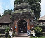 このウブド王宮の側に、お料理教室が開かれるカユンレストランがあります