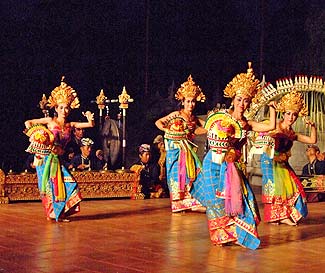 クマンギレストランでのバリ舞踊の一場面