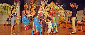 クマンギレストランでのバリ舞踊の一場面