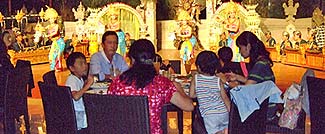 クマンギレストランでのディナーの様子