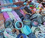 うぶの市場にこんなキラキラビーズの小物が一杯売ってありました！