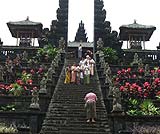 ブサキ寺院の長い階段