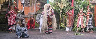 バロンダンス鑑賞付きツアーでご案内するバロンダンス～真中に建つのが悪の象徴ランダです