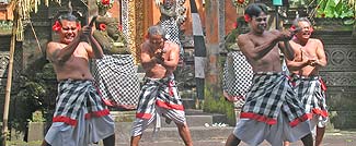 剣を体に突き刺しながらトランス状態になる踊り手