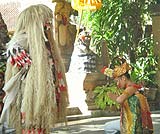 バロンダンス鑑賞付きツアーでご案内するバロンダンスの一場面