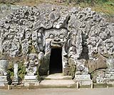 中には三位一体の像にガネーシャ神