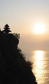 ケチャダンス鑑賞付きツアーでご案内するウルワツ寺院の夕日