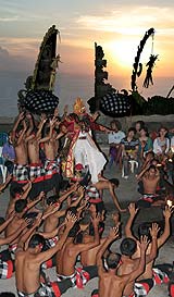 ケチャダンス鑑賞付きツアーでご案内するウルワツのケチャダンス